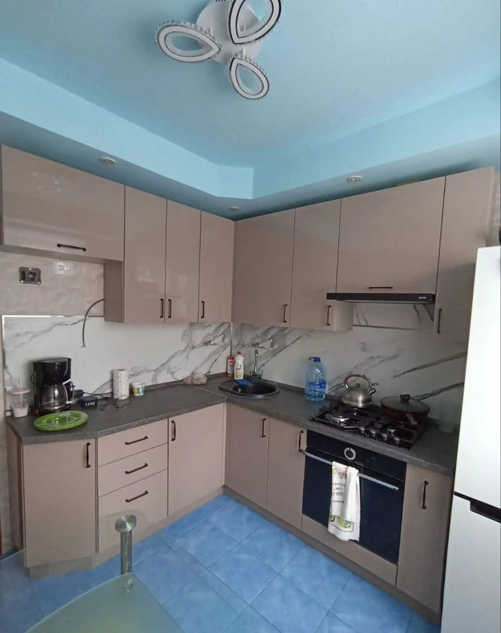 Кухонные гарнитуры и шкафы